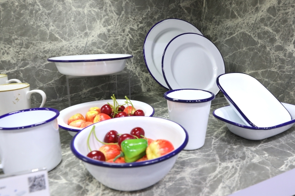 Enamelware بازگشته است - و همه جا هست!